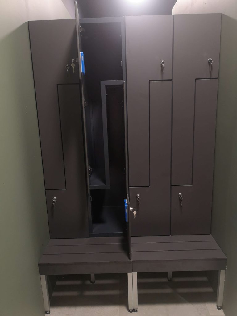 Garderobenschrank mit Holz Türen