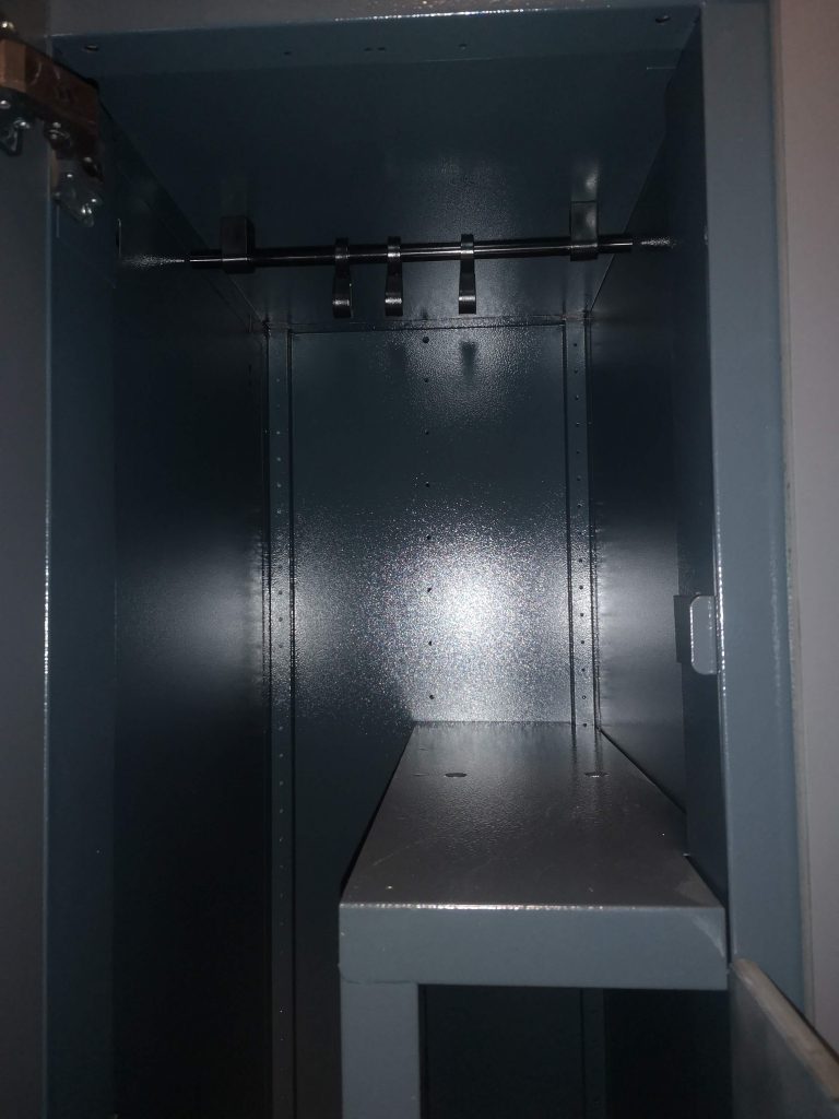 Garderobenschrank mit HPL Türen
